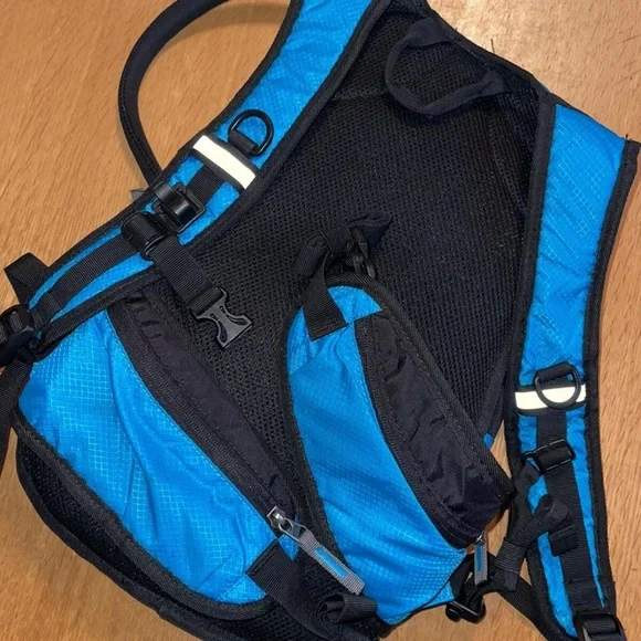 MIRACOL Hydration Backpack with 2L Water Bladder Insulated Water Pack for Hiking
